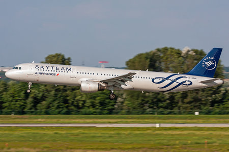 Airbus A321-212 - F-GTAE operated by Air France
