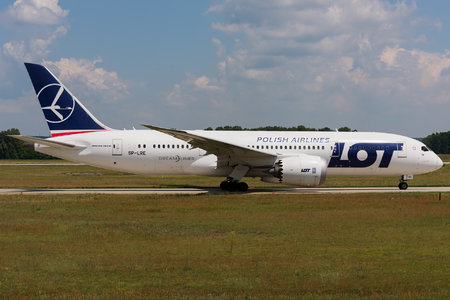 Boeing 787-8 Dreamliner - SP-LRE operated by LOT Polish Airlines