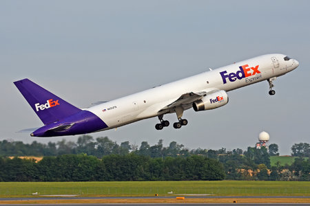 Boeing 757-200SF - N923FD operated by FedEx Express