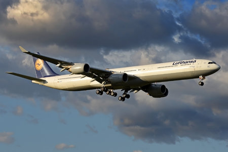 Airbus A340-642 - D-AIHZ operated by Lufthansa