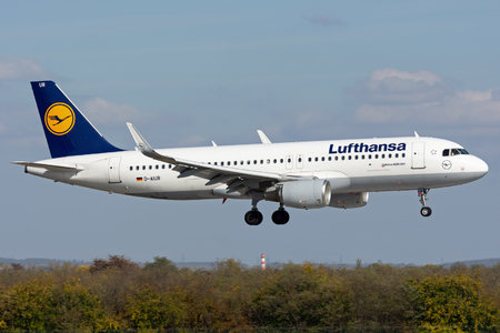 Airbus A320-214 - D-AIUR operated by Lufthansa