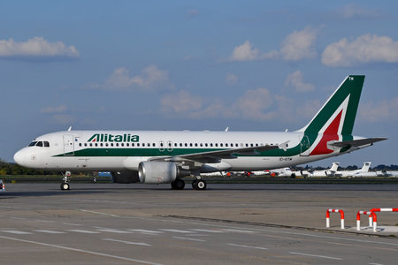 Airbus A320-216 - EI-DTM operated by Alitalia
