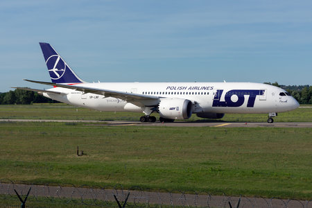 Boeing 787-8 Dreamliner - SP-LRF operated by LOT Polish Airlines
