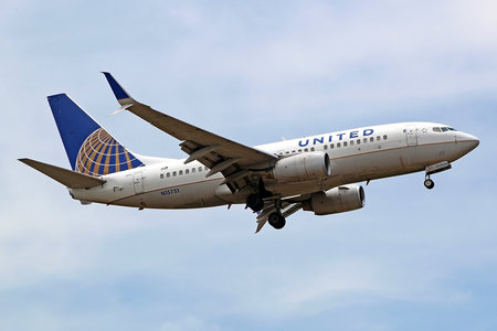 Boeing 737-700 - N15751 operated by United Airlines