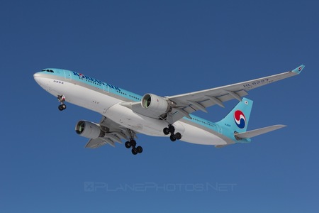 Airbus A330-223 - HL8227 operated by Korean Air