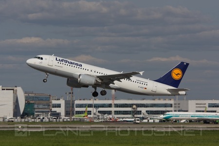 Airbus A320-214 - D-AIZE operated by Lufthansa