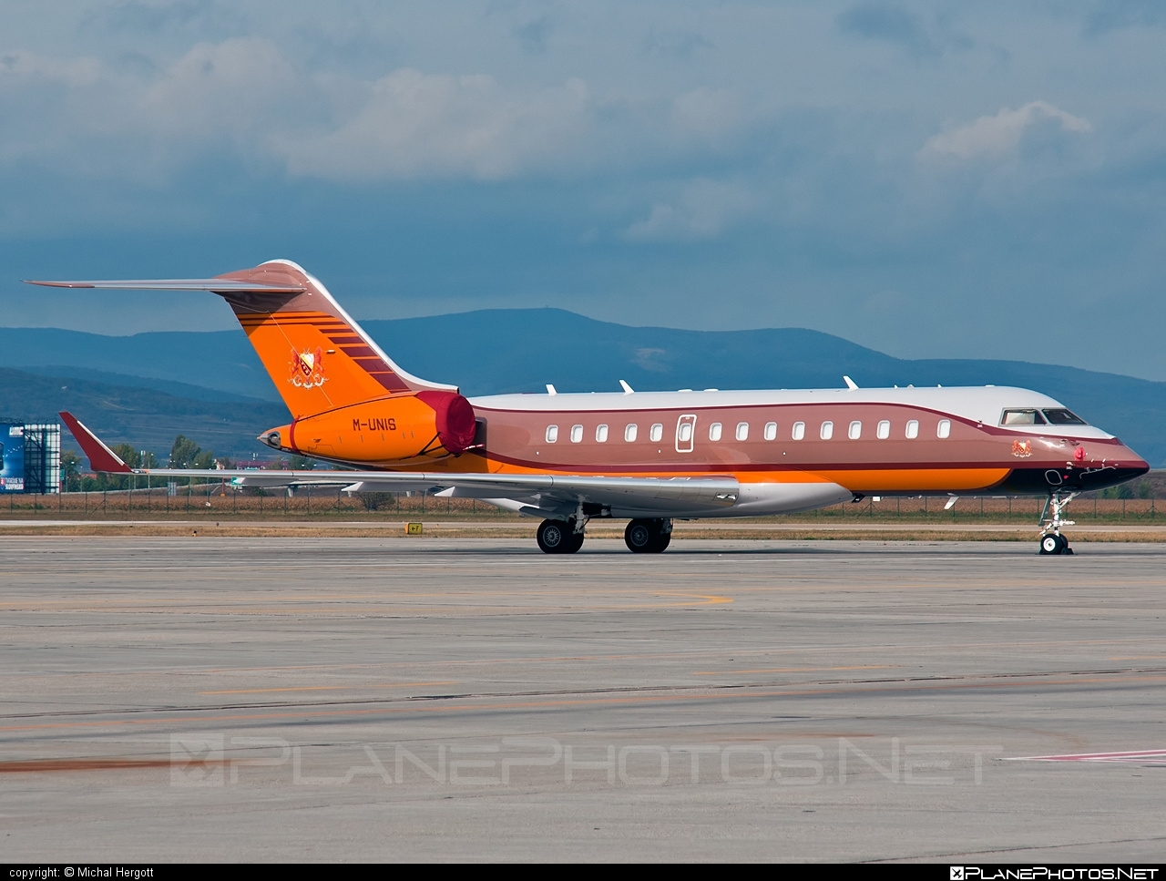 Bombardier Global Express (BD-700-1A10) - M-UNIS operated by Private operator #bd7001a10 #bombardier #bombardierglobalexpress #globalexpress