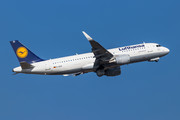 Airbus A320-214 - D-AIUX operated by Lufthansa