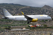 Airbus A320-232 - EC-LVV operated by Vueling Airlines