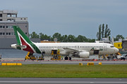 Airbus A320-216 - EI-DSX operated by Alitalia