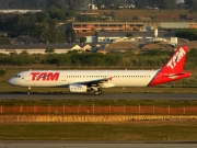 Airbus A321-231 - PT-MXE operated by TAM Linhas Aéreas
