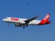 Airbus A320-232 - PT-MZY operated by TAM Linhas Aéreas