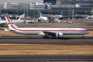 JA752A - Boeing 777-300 operated by All Nippon Airways (ANA) taken