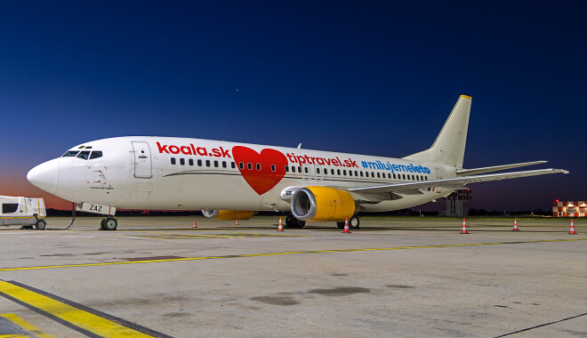 32801_Boeing-737-400_9H-